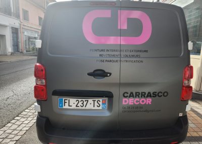 Photo de l'arrière d'un camion de covering pour Carrasco Decor.
