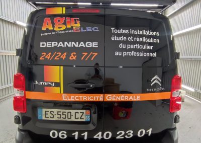 Photo de l'arrière d'un camion de covering pour Agir Elec.