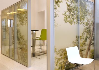 Vitrophanie sur des séparations en verre de bureau.