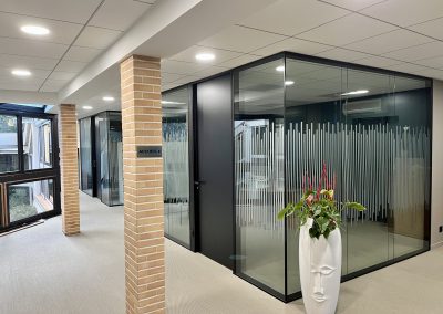 Vitrophanie sur des séparations en verre de bureau.