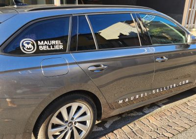 Photo d'une voiture droite avec un covering pour Maurel Sellier.
