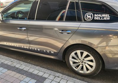Photo d'une voiture gauche avec un covering pour Maurel Sellier.