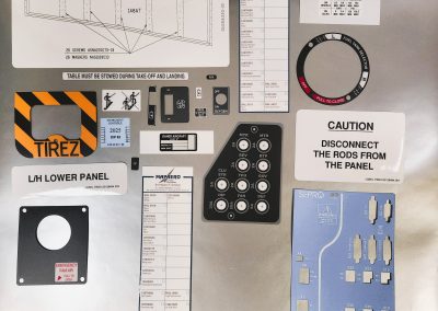 Photo de plusieurs éléments de sérigraphie destinée a un avion.